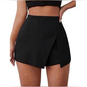 Clary Front Slit Black Skort